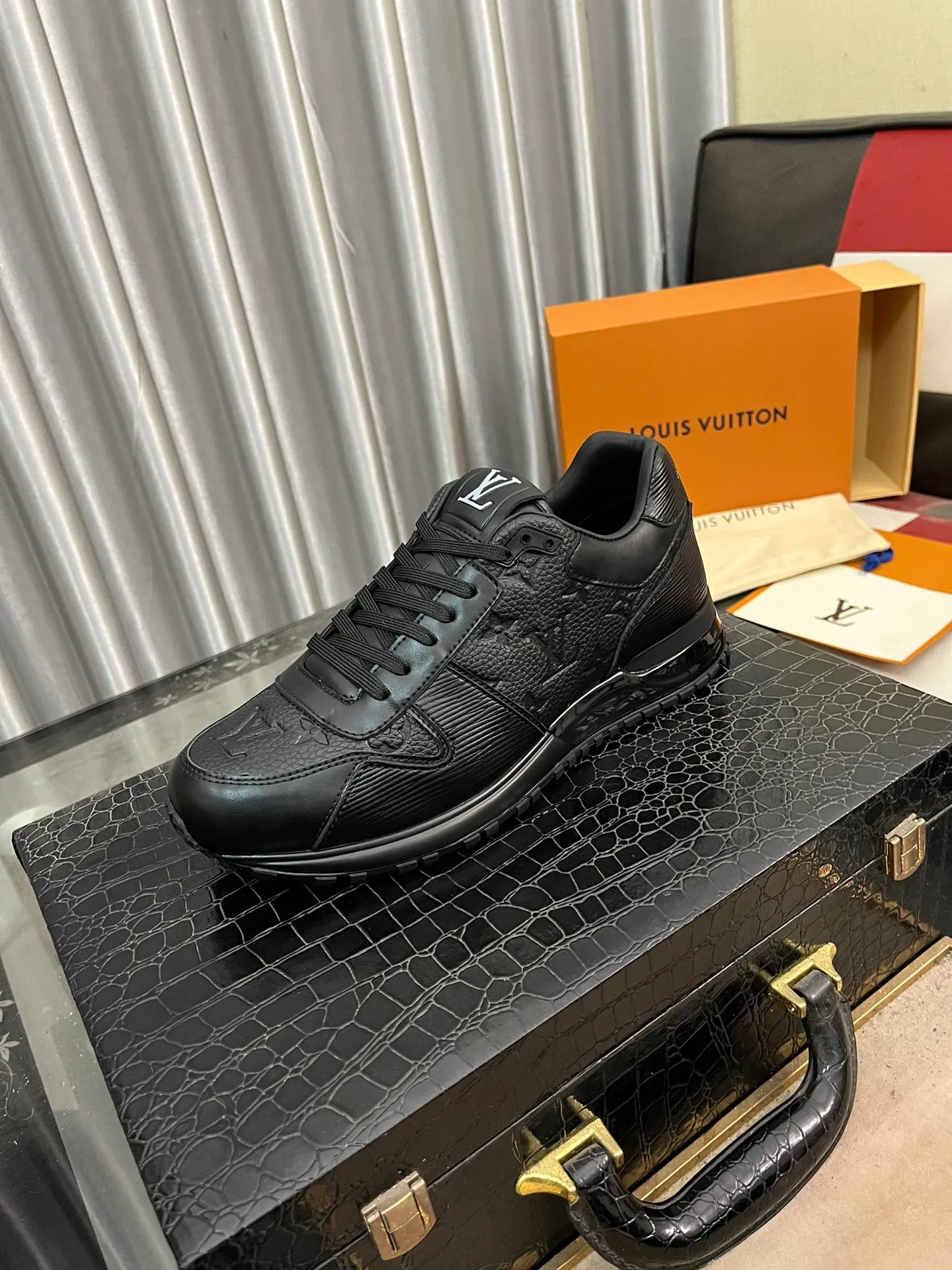 Men's shoes 💰540⌚️⌚️LV Louis Vuitton. The latest fashionable casual shoes are popular in physical stores. New spring and summer comfortable imported custom original cowhide, unique jacquard fabric element design. With sheepskin lining, Lv original base, [sun][sun] high-end packaging and high quality💪Details determine quality, code number 38-44